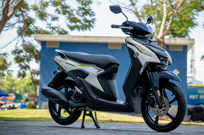Mức giá xe Yamaha Gear 125 tại Việt Nam được bán ra từ 27 -28,8 triệu đồng (chưa bao gồm phí ra biển số), đây được xem là lựa chọn mới cho người tiêu dùng yêu thích thương hiệu xe máy nhập khẩu, đồng thời cạnh tranh với các đối thủ như Honda Vision, Honda BeAT.