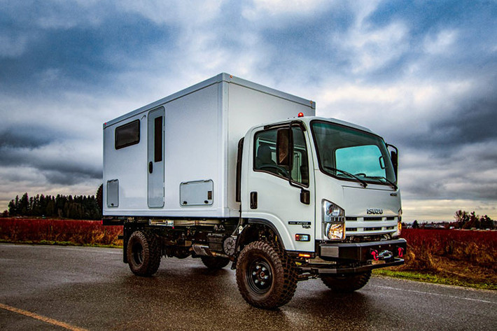 Chủ nhân đã cố gắng tạo ra một ngoại hình giống một chiếc xe tải cũ cho chiếc Isuzu này để có thể dừng/đỗ mọi nơi như những chiếc RV bình thường. Nhược điểm của chiếc xe là thiếu cửa sổ trời khi cửa chở hàng được mở. Tuy nhiên, Luke cho biết khía cạnh tàng hình là rất quan trọng để thực sự cảm thấy thoải mái ở hầu hết mọi địa điểm và chắc chắn đây là một trong những mẫu xe cắm trại thú vị nhất trên thế giới.