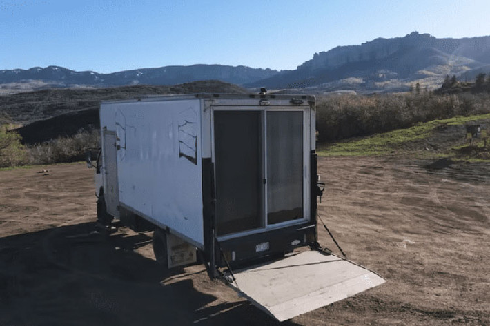 Chiếc xe Isuzu 4WD Box Truck Camper của Luke có thể vượt ra khỏi đường mòn như chiếc RV đường bộ hợp pháp. "Ngôi nhà nhỏ" này không lột tả không gian thân thiện, tiện nghi... nhưng có thể ở quanh năm. Do chủ nhân và con gái yêu thích các hoạt động ngoài trời nên chiếc xe được lắp thêm giá đỡ xe đạp, ván trượt ở gầm cửa trước và cửa sau.