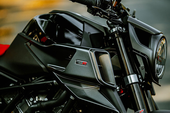 KTM BRABUS 1300 R bản đặc biệt sở hữu dàn áo mới được làm từ chất liệu carbon. Tiếp đến là cụm đèn trước full LED thiết kế hình tròn lạ mắt với logo Brabus ở giữa, mang đến cho KTM Brabus 1300 R một diện mạo ấn tượng hơn.