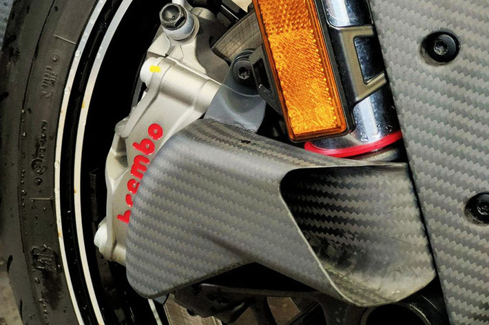 Một điểm khác biệt nổi bật nữa giữa KTM 1290 Super Duke Evo và KTM Brabus 1300 R chính là bộ mâm đúc Monoblock Z 9 chấu, kích thước 17 inch thường xuất hiện trên các bản độ Mercedes của Brabus. Đi kèm là bộ lốp thể thao Bridgestone S22 Battlax. Đáng chú ý, hệ thống phanh đĩa trước được lắp thêm khe hướng gió giúp tản nhiệt kẹp phanh.