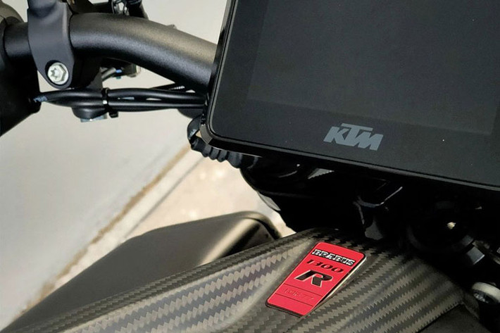 KTM Brabus 1300 R được trang bị màn hình tốc độ với tone màu chủ đạo là đỏ, ngoài ra còn có logo Brabus thay cho KTM xuất hiện mỗi khi khởi động xe.