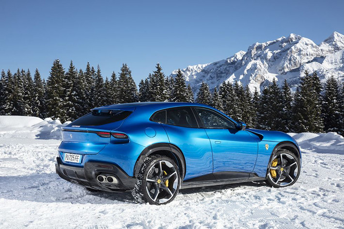 Theo các nguồn tin, hai mẫu xe mà Cristiano Ronaldo vừa bổ sung gần đây là Ferrari Monza SP2 có giá hơn 1.9 triệu đô là và Bugatti Centodieci có giá không dưới 10 triệu đô la. Đáng chú ý mẫu Bugatti Centodieci vẫn chưa được bàn giao và chỉ có 10 chiếc được sản xuất trên thế giới.