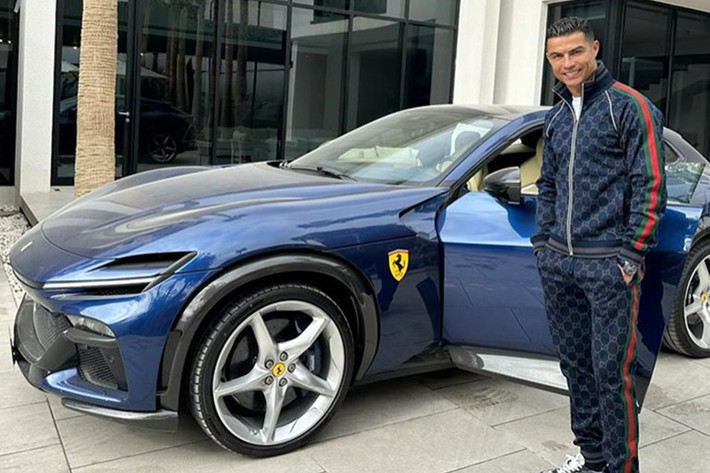 Theo hình ảnh, mẫu xe Ferrari Purosangue của Cristiano Ronaldo có ngoại thất màu xanh Blu Scozia 593 đi kèm bộ mâm titanium sơn bạc Liquid Silver có kích thước 20 inch cùng bộ phanh sơn xanh tối màu. Đáng chú ý xe được bổ sung thêm một số tùy chọn riêng.