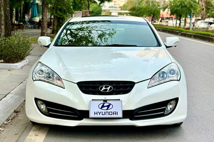 Tuy nhiên, sau hơn một thập kỷ, mẫu xe này giờ đây lại trở thành một lựa chọn xe thể thao hai cửa giá rẻ và ít được người dùng quan tâm so với các mẫu sedan gia đình đời cũ như Hyundai Accent hay Toyota Vios. Mức giá xe Hyundai Genesis Coupe cũ hiện ngang ngửa với ôtô điện đô thị VinFast VF3 (299 triệu đồng).