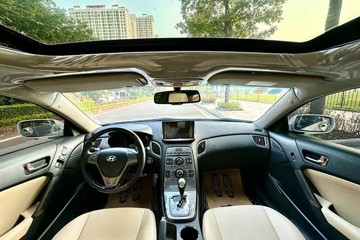Bên trong khoang nội thất của Hyundai Genesis Coupe 2010 đều được bọc da, không gian của hàng ghế trước khá thoải mái. Để đảm bảo chất lượng xe mới 100%, một số vị trí vẫn được bọc ni-lon.