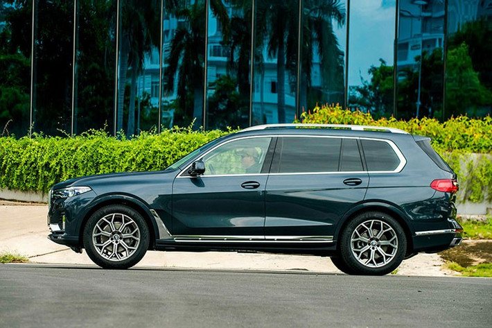 Hiện tại, BMW X7 đang chịu sức ép cạnh tranh rất lớn từ đối thủ đồng hương Mercedes-Benz GLS 450 4MATIC nhập chính hãng vừa ra mắt đang được phân phối với giá bán từ 4,909 tỷ đồng (đã bao gồm VAT). Có thể thấy, mức giá của Mercedes-Benz GLS thế hệ mới đang hấp dẫn nhất nếu so với các đối thủ trong phân khúc SUV hạng sang cỡ lớn, trong đó bao gồm dòng BMW X7.