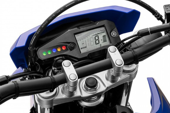Là một chiếc xe địa hình nên các trang bị trên WR155R sẽ được xây dựng hướng đến tính đa năng – đa dụng cùng thao tác đơn giản. Với hệ thống đèn chiếu sáng dạng Halogen truyền thống, kích thước vừa phải cùng vị trí đặt cao giúp tăng đáng kể phạm vi chiếu sáng. Bảng đồng hồ kỹ thuật số đơn giản kết hợp cùng dải đèn cảnh báo cùng màn hình LCD hiển thị các thông số vận hành cơ bản.