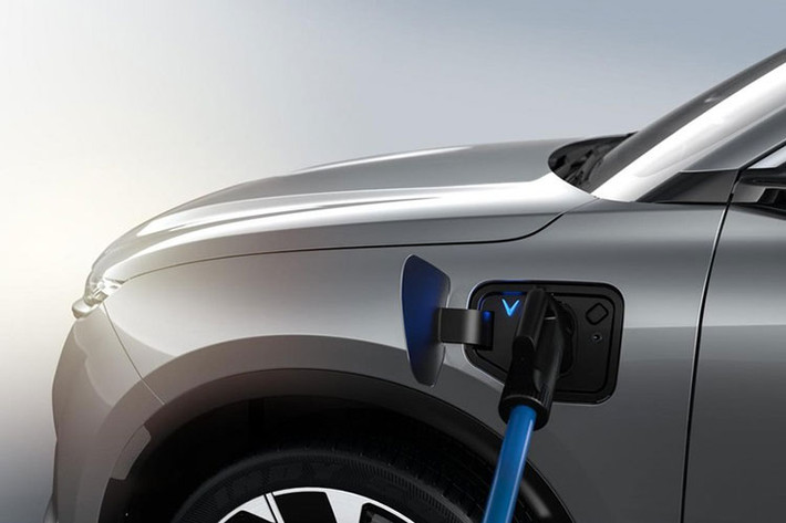 Ngoài ra, xe còn có hệ thống cảm biến hiệu suất cao gồm cảm biến LiDAR, 14 camera có khả năng phát hiện vật thể cách xa tới 687 mm, 19 cảm biến 360 độ cho phép cảnh báo và xử lý ở tốc độ cao trên 100 km/h.