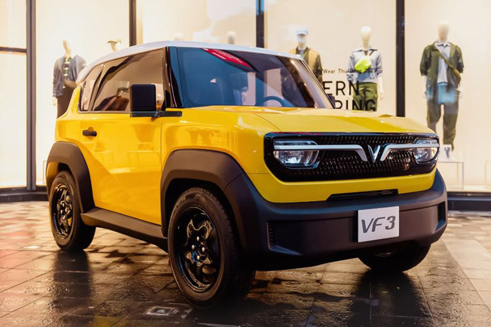 Như vậy, so với đối thủ đến từ Trung Quốc là Wuling Hongguang Mini EV vốn có giá từ 239 - 279 triệu đồng, VinFast VF3 tại Việt Nam đắt hơn. Nhưng bù lại, mẫu xe điện của thương hiệu Việt có lợi thế rất lớn là hệ thống mạng lưới trạm sạc phủ khắp toàn quốc.