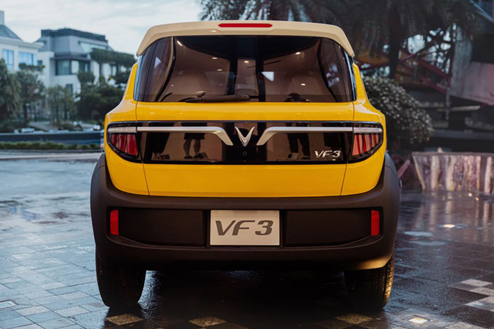 Với khách hàng mua xe Vinfast VF3 không kèm pin, VinFast cung cấp chính sách thuê pin theo 3 mốc. Cụ thể, chi phí thuê pin sẽ là 900.000 đồng/tháng với quãng đường di chuyển dưới 1.500 km, 1.200.000 đồng/tháng cho quãng đường di chuyển từ 1.500 - 2.500 km và 2.000.000 đồng/tháng cho quãng đường di chuyển trên 2.500 km.
