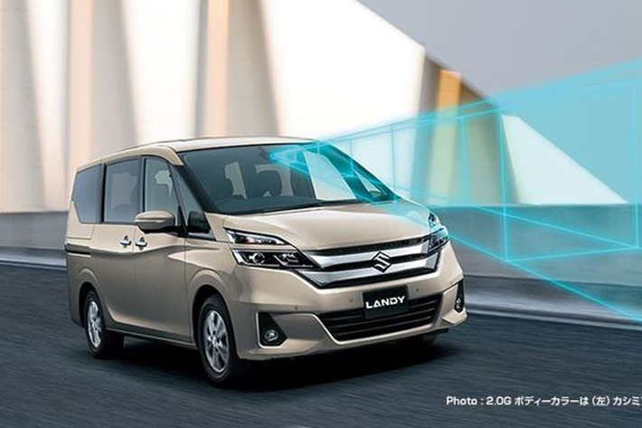 Ở hai góc đầu xe chỉ có hốc đèn sương mù giả màu đen để trang trí. Bên sườn, Suzuki Landy 2023 cũng được trang bị cửa trượt chỉnh điện. Bộ vành hợp kim của mẫu xe này được sơn màu bạc với thiết kế đa chấu. Phía sau Suzuki Landy 2023 cũng xuất hiện cụm đèn hậu nối liền với cột D và ăn sâu vào bên trong cửa cốp.