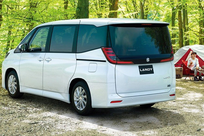 Trên thực tế, Suzuki Landy 2023 mới gần như giống hệt Toyota Noah thế hệ mới, từ thiết kế ngoại thất, nội thất, động cơ cho đến kích thước. Thay đổi rõ ràng nhất của Suzuki Landy 2023 và Toyota Noah có lẽ nằm ở logo hãng.