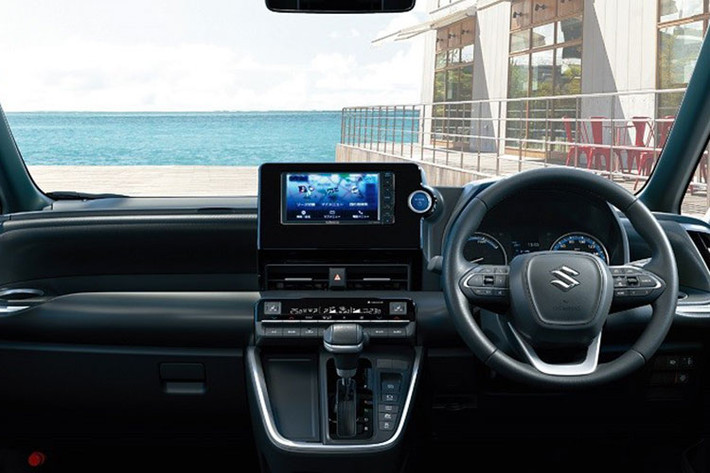 Nhìn chung, so với Toyota Noah mới, Suzuki Landy 2023 có ngoại hình đơn giản và kém sang trọng hơn. Bù lại, những tính năng thú vị của Toyota Noah 2022 không bị cắt trên mẫu xe này. Cụ thể, xe vẫn được trang bị cửa trượt có thể đóng/mở bằng cách khua chân bên dưới cửa trước. Bên cạnh đó là cửa cốp sau mở theo ý muốn.