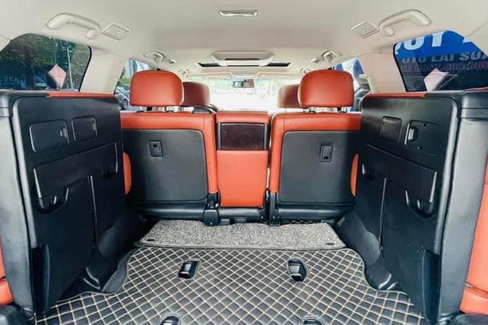 LX570 sở hữu động cơ V8 5.7L Dual VVT-i, công suất cực đại 367ml/5.600v/ph, mô-men xoắn 530Nm/3.200v/ph. Vòng tua động cơ tăng nhanh giúp phát huy tác dụng một cách tối đa, đem lại sức mạnh cần thiết bất kể khi chiếc xe tăng tốc trên đường bằng phẳng hay leo dốc. Hộp số tay 6 cấp bán tự động kết hợp với sức mạnh động cơ 5.7L giúp cho chiếc LX570 nặng gần 3 tấn vẫn có thể vận hành một cách ổn định.