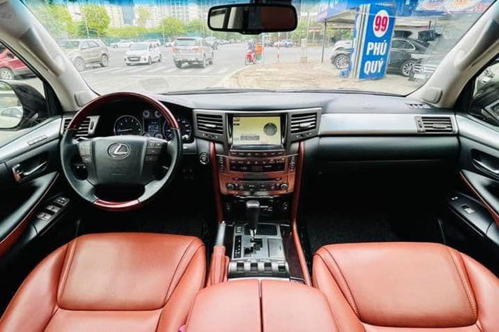 Nội thất chiếc LX570 đời 2010 này cũng được thiết kế to hơn phù hợp với tỉ lệ của thân xe. Vô-lăng bốn chấu, bán kính lớn, thích hợp với việc điều khiển trên những con đường việt dã. Bảng đồng hồ điện tử vẫn dựa trên thiết kế hai vòng truyền thống, đồng hồ báo xăng, nhiệt độ nước, dầu máy và ắc quy đều được thể hiện đơn giản bằng bốn vòng đèn LED.