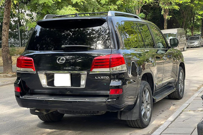 Ở thời điểm mới ra mắt, LX570 được coi là mẫu SUV cỡ lớn sang trọng, chiến lược của Lexus nhằm vào thị trường Mỹ, kế thừa xuất sắc tính năng việt dã của LX470, nhưng cũng không thiếu đi sự sang trọng của một chiếc sedan LS. Đáng chú ý, những trang bị an toàn của xe cũng không hề thua kém những mẫu xe đời mới hiện nay.