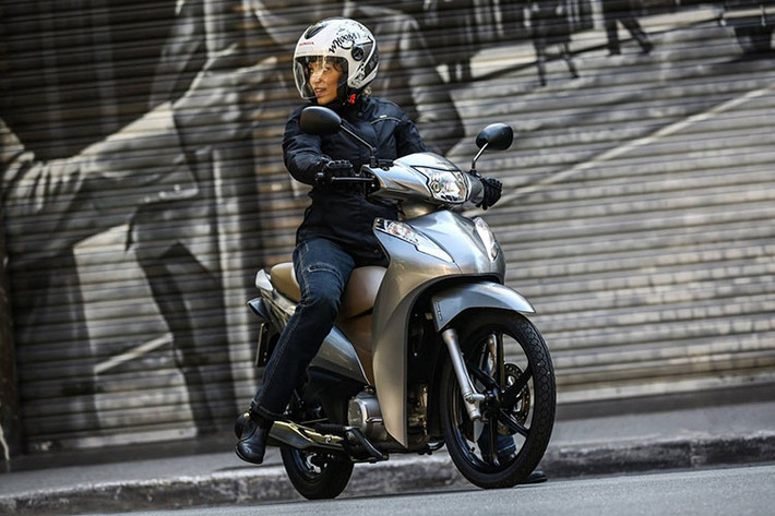Trong khi đó, bản Honda Biz 125i dùng máy xi-lanh đơn, 4 thì, dung tích 124,9 cc kết hợp hệ thống phun xăng điện tử PGM Fi, cho công suất 9,2 mã lực tại 7.500 vòng/phút. Cả hai phiên bản đều sử dụng hộp số 4 cấp.