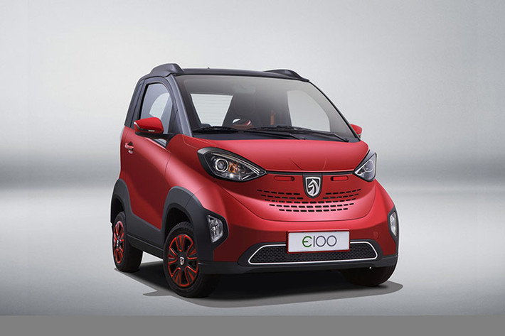 Được định vị trong phân khúc ôtô điện đô thị cỡ nhỏ, Baojun E100 có kích thước dài x rộng x cao lần lượt 2.488 x 1.506 x 1.670 mm và chiều dài cơ sở 1.600 mm. Như vậy, sau khi ra mắt, Baojun E100 sẽ là mẫu ôtô nhỏ nhất tại thị trường Việt Nam.