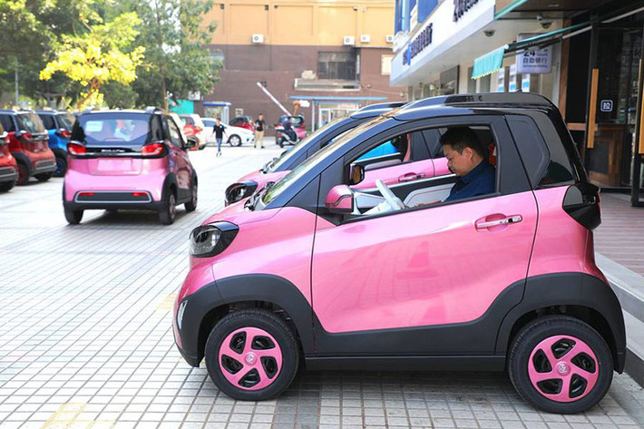 Trong 3 mẫu xe điện TMT đưa về Việt Nam, Baojun E100 là mẫu xe điện hai chỗ ngồi nhỏ gọn, ra mắt tại Trung Quốc vào tháng 7/2017. với mục tiêu dần thay thế xe hai bánh gắn máy.
