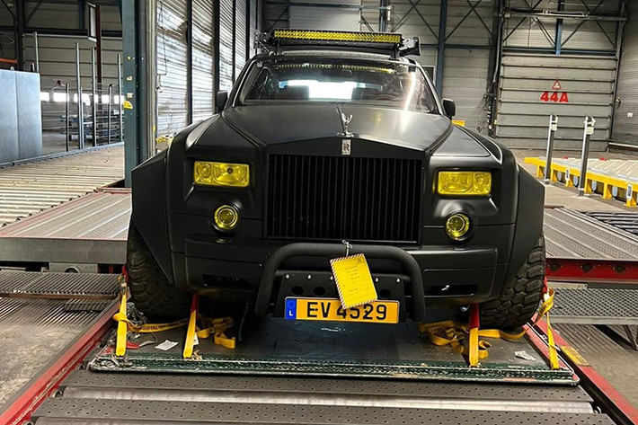Mới đây, trên mạng xã hội lan truyền hình ảnh một chiếc xe siêu sang Rolls-Royce Phantom thế hệ VII trong bộ dạng 1 mẫu xe 6 bánh và còn trang trí nhiều đồ chơi dành cho xe SUV chuyên off-road đã khiến giới mê xe thế giới bị sốc. Trong mắt nhiều người, Phantom là dòng xe siêu sang đình đám nhất thế giới và không ai dám nghĩ 1 ngày sẽ xuất hiện 1 chiếc Rolls-Royce Phantom 6X6 địa hình.
