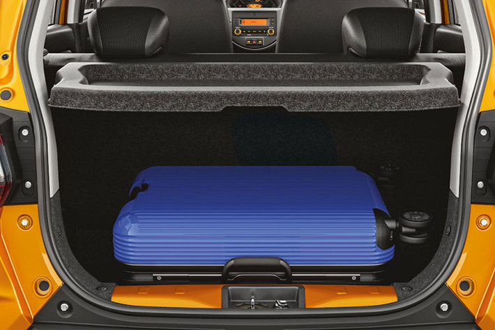 Được phát triển dựa trên cơ sở gầm bệ Heartect, Suzuki S-Presso sở hữu kích thước nhỏ hơn cả những mẫu SUV hạng A như Toyota Raize hay Kia Sonet. Cụ thể, Suzuki S-Presso có chiều dài 3.565 mm, chiều rộng 1.520 mm, chiều cao 1.565 mm và chiều dài cơ sở 2.380 mm. Thêm vào đó là khoảng sáng gầm 180 mm, bán kính vòng quay 4,5 m và trọng lượng dao động từ 750 - 770 kg.