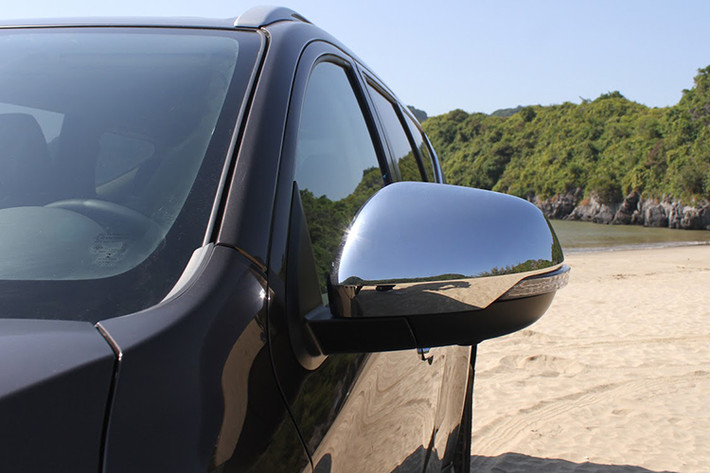 Pajero Sport 2020 mới sở hữu bộ mâm xe hợp kim đa chấu thiết kế mới 18 inches 2 tông màu. Xe được trang bị thêm ăng-ten vây cá hiện đại và cánh lướt gió thể thao thiết kế mới mang lại sự hài hòa và hiện đại. Hệ thống treo vững chãi kết hợp khoảng sáng gầm xe cao 218mm cho phép xe dễ dàng vượt qua những địa hình khó. Trong khi đó, bán kính quay vòng tối thiểu 5,6m, nhỏ nhất trong phân khúc cũng là một điểm cộng đáng kể, bán kính quay vòng nhỏ giúp xe linh hoạt hơn khi di chuyển trong nội thành chật hẹp...