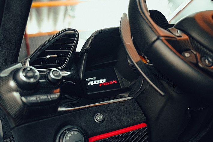Ngoài động cơ V8 tăng thêm 50 mã lực so với 488 GTB, Ferrari 488 Pista còn có trọng lượng "giảm cân" khoảng 90 kg so với bản tiêu chuẩn, những điều này đã giúp Ferrari 488 Pista chỉ mất thời gian 2,85 giây là có thể tăng tốc từ 0-100 km/h trước khi đạt vận tốc tối đa 330 km/h.