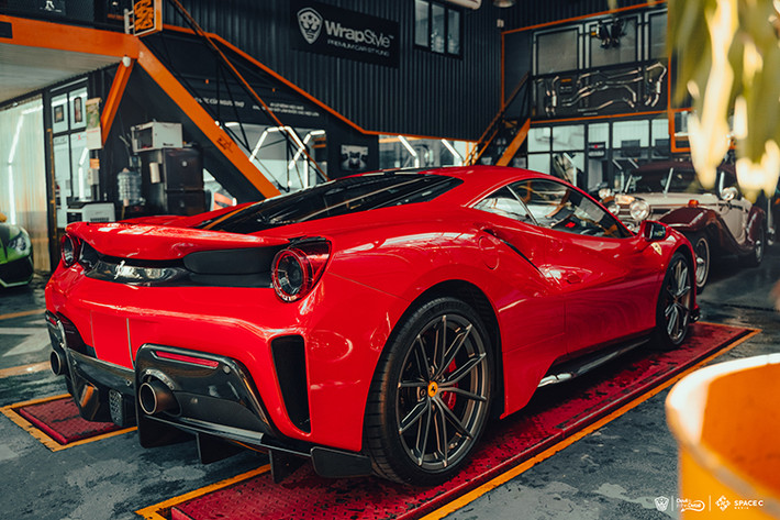 Chiếc siêu xe Ferrari 488 Pista bản cuope trong bài được đưa về nước năm 2019 và nó hiếm khi xuất hiện trên đường. Ngoài việc sở hữu Ferrari 488 Pista, chủ nhân của siêu phẩm này còn có trong tay cả Lamborghini Aventador SVJ Roadster, Ferrari 430 Scuderia và Ferrari 458 Italia màu vàng nổi bật.