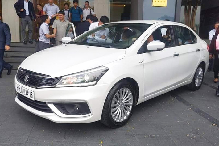 Đáng chú ý rằng, danh mục sản phẩm trên website chính thức của Suzuki Việt Nam đã cập nhật giá xe Suzuki Ciaz 2020 với mức đề xuất chính hãng là 529 triệu đồng, dù vẫn chưa có đường link riêng phô bày thông số kỹ thuật của mẫu sedan hạng B này. Chênh lệch 30 triệu đồng, Suzuki Ciaz 2020 có một số thay đổi về mặt thiết kế, cũng như bổ sung trang bị mới ở lần nâng cấp giữa vòng đời (facelift)