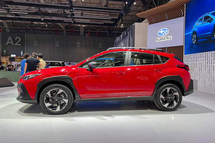 Subaru Crosstrek tại Việt Nam sở hữu kích thước các chiều Dài x Rộng x Cao lần lượt là: 4.480 x 1.800 x 1.600 mm, chiều dài trục cơ sở ở mức 2.670 mm và khoảng sáng gầm xe lên đến 220mm. Trang bị tiêu chuẩn đi kèm là bộ bánh mâm hợp kim kích thước 18 inch phong cách mới với kiểu dáng nan nghiêng và mặt cắt vát sắc nét, đem lại cái nhìn cân đối và năng động.