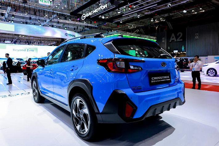 Subaru Crosstrek phân phối tại Việt Nam với 2 biến thể động cơ. Phiên bản tiêu chuẩn trang bị động cơ xăng 2.0L hút khí tự nhiên, sản sinh 154 mã lực và 196 Nm mô-men xoắn. Phiên bản Hybrid với động cơ e-boxer trang bị động cơ xăng 2.0L hút khí tự nhiên sản sinh 145 mã lực và 188 Nm mô-men xoắn, đồng thời kết hợp cùng động cơ điện có công suất 13,6 mã lực và 65 Nm mô-men xoắn.
