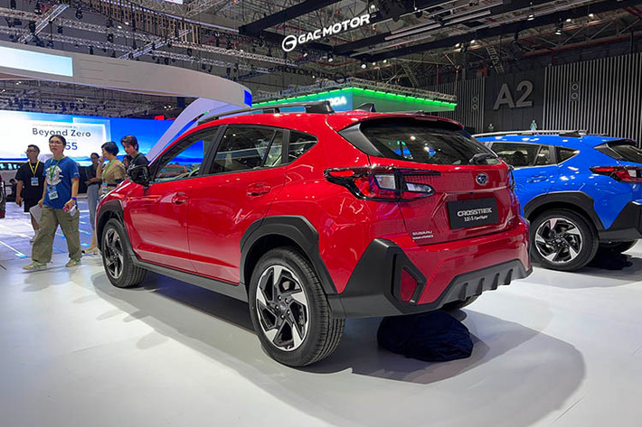 Subaru Crosstrek được trang bị đèn pha LED có khả năng điều chỉnh theo góc đánh lái, Đèn Pha Thông Minh và, lần đầu tiên được trang bị cho một mẫu xe của Subaru, tính năng Đèn LED mở rộng góc chiếu trong cua giúp chiếu sáng thêm các góc chéo phía trước khi xe đang rẽ ở vận tốc dưới 35 km/h.
