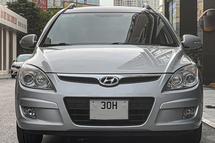 Giá xe Hyundai i30 CW 2010 trên thị trường ôtô cũ Việt Nam hiện nay dao động từ 270-280 triệu, thậm chí với chiếc xe đời 2009, giá bán chỉ còn 250 triệu, một mức giá rất tốt cho một chiếc xe mang nặng tính thực dụng như Hyundai i30 CW.