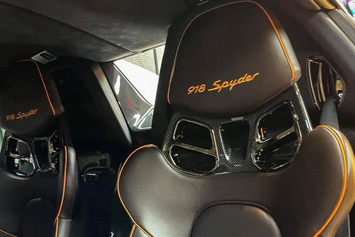 Nhờ sức mạnh này, Porsche 918 Spyder có thể tăng tốc 0-100 km/h trong 2,8 giây và đạt tốc độ tối đa 340 km/h. Với thông số này, 918 Spyder lọt vào nhóm những siêu xe nhanh nhất Việt Nam hiện nay
