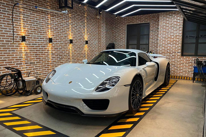 Mới đây, một cô gái 9X tại Gò Vấp đã tậu chiếc siêu xe Porsche 918 Spyder về Việt Nam từ một đại lý ở Dubai, thông qua việc nhập khẩu không chính hãng. Sức nóng của Porsche 918 Spyder quá lớn khiến chủ nhân của nó phải nhanh chóng cho xe ra nằm ở một công ty nhập khẩu bán xe ở TP.HCM khi chỉ mới nhận bàn giao xe đúng 3 tháng.