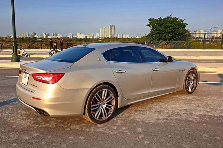 Maserati Quattroporte GranLusso có đủ công nghệ an toàn cơ bản, và nhiều công nghệ an toàn nâng cao như cảnh báo điểm mù, cảnh báo va chạm, tự động phanh khi phát hiện vật cản, cảnh báo làn đường và camera 360 độ. Vi sai chống trượt và khởi hành ngang dốc trang bị tiêu chuẩn. Xe trang bị khối động cơ 3.0L V6 Twin Turbo, công suất 350 mã lực và mô-men xoắn 500 Nm.