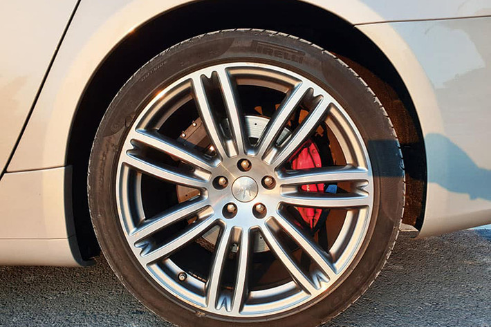 Hệ thống phanh gồm cùm phanh đỏ, cùng đĩa đục lỗ đường kính 360 mm phía trước và 345 mm phía sau. Phanh đục lỗ vốn dành cho xe thể thao nhờ đặc tính tản nhiệt nhanh và đẩy bụi bẩn ra ngoài, đảm bảo hiệu quả phanh. Chiều dài đạt 5.262 mm, có nghĩa là nhỉnh hơn so với đối thủ BMW 740Li (5.238 mm).