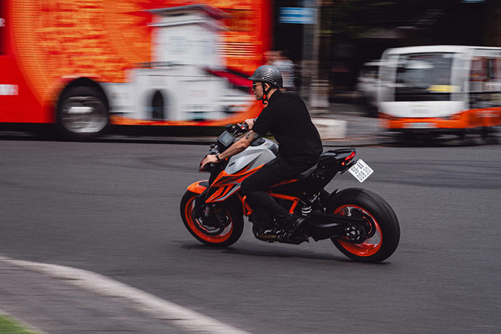 Gói tùy chọn Suspension Pro trên 1290 Super Duke R Evo còn bổ sung 3 cài đặt tải trước tự động để phù hợp với tư thế lái của mỗi người. Ở “Auto Standard” giữ thiết lập ở mức trung bình, sang “Auto Low” chiều cao yên xe giảm và mang tới tư thế ngồi thoải mái hơn. Trong khi “Auto High” phần đuôi xe nâng lên nhiều hơn đầu xe hạ thấp tạo một cảm giác lái thể thao thiên về hiệu suất vận hành trên đường đua.