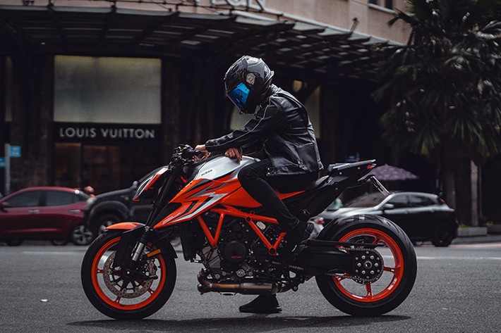 1290 Super Duke R Evo về động cơ không khác gì phiên bản tiêu chuẩn khi sử dụng loại động cơ V-twin 1.301cc, công suất 180 mã lực với mô-men xoắn 140 Nm và hệ thống treo bán chủ động chỉ khiến trọng lượng tăng thêm 2kg, đưa Evo lên mức 191kg (khô). Mức giá xe KTM Super Duke 1290 R Evo 2022 khi về Việt nam được chào bán chính hãng 929 triệu đồng.