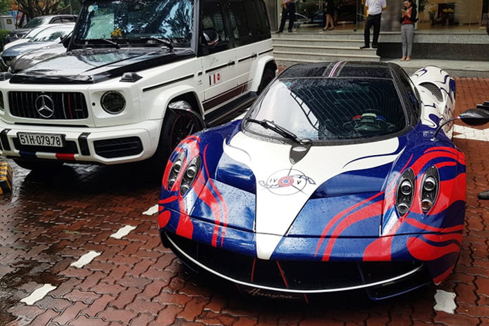Mẫu siêu xe Pagani Huayra được mệnh danh ”Thần Gió” này được đưa về nước vào giữa năm 2016 và tạo nên một cơn sốt không chỉ tại Việt Nam mà còn ở nhiều quốc gia trên thế giới. Xe chỉ được sản xuất giới hạn với số lượng chỉ 100 xe trên quy mô toàn cầu, không những vậy giá bán của Huayra cũng đủ để khiến không ít người phải ngao ngán khi lên đến hàng triệu Đô la.