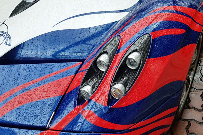 Về ngoại hình, ngoài việc làm mới bằng thay áo dạng decal thì siêu xe Pagani Huayra của đại gia Minh Nhựa không có bất kì sự tinh chỉnh nào khi vẫn mang trên mình các chi tiết ngoại thất như cánh gió phía trước, lưới tản nhiệt, cản phía sau, bộ khuếch tán và một phần trung tâm của decklid làm bằng sợi Carbon..