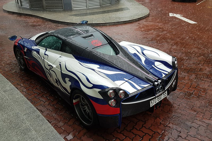 Được biết, Maserati Việt Nam đã đưa về nước bộ đôi SUV Levante Trofeo cực hiếm, trong đó có một chiếc mang màu sơn vàng độc nhất vô nhị của đại gia Minh Nhựa. Tuy nhiên, khi đến làm việc tại trụ sở của Maserati mọi con mắt lại đổ dồn về phía siêu xe Pagani Huayra được dựng trước sân của showroom.