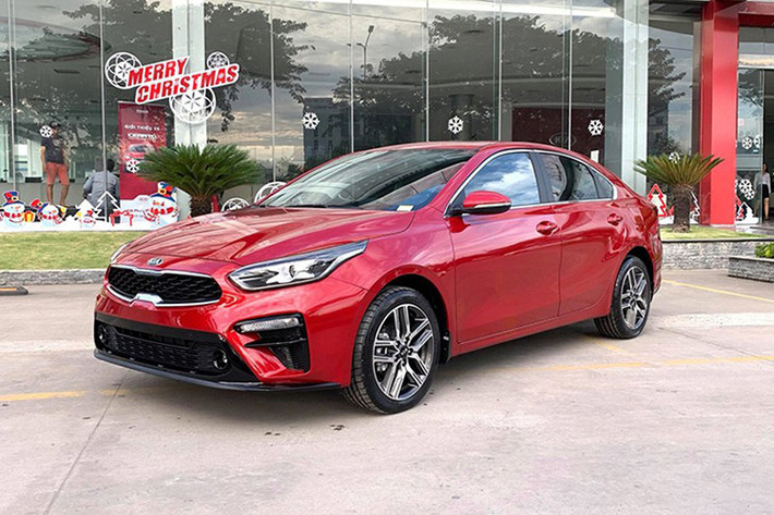 Sau 1 tháng rời xa Top 10 xe bán chạy nhất Việt Nam, Kia Cerato đã quay trở lại ấn tượng với doanh số dẫn đầu phân khúc xe hạng C. Cụ thể, các đại lý đã giao Kia Cerato 1.046 chiếc đến tay khách hàng Việt trong tháng 6 và tính chung từ đầu năm có 3.551 chiếc xuất xưởng. Được biết, Thaco đang phân phối Kia Cerato với 4 phiên bản trang bị khác nhau cùng mức giá từ 559 - 675 triệu đồng.