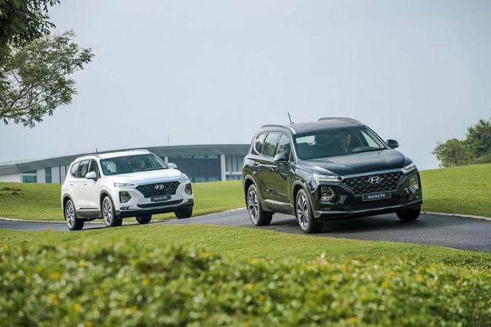 Nhiều tháng qua, Hyundai SantaFe mới luôn vượt qua Toyota Fortuner để dẫn đầu phân khúc SUV 7 chỗ tại Việt Nam. Tính riêng tháng 6 vừa qua, Hyundai SantaFe bán được 813 xe và tính chung từ đầu năm con số này đã là 3.629 chiếc đến tay người tiêu dùng. Hyundai SantaFe hiện được phân phối với giá từ 995 đến 1.245 triệu đồng.