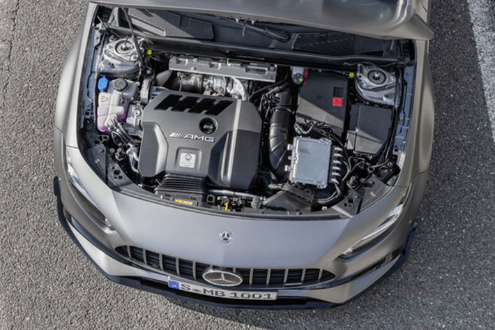 Nằm bên dưới nắp capô của Mercedes-AMG A45 S 2020 là động cơ 2.0L, 4 xi lanh, tăng áp, sản sinh công suất tối đa 421 mã lực, tăng 40 mã lực so với đời trước và mô-men xoắn cực đại 500 Nm. Khối động cơ này khi kết hợp với hộp số ly hợp kép 8 cấp AMG Speedshift và hệ dẫn động 4 bánh 4MATIC sẽ giúp xe có thời gian tăng tốc từ vị trí xuất phát lên 100 km/h chỉ 3,9 giây trước khi đạt vận tốc tối đa 270 km/h.