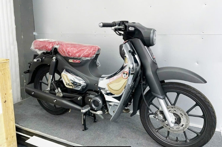 Bánh trước xe sử dụng phanh đĩa do sở hữu khối động cơ 125cc mạnh hơn những chiếc Cub khác. Thiết kế pô "quả nhót" hoài cổ kết hợp với bộ gắp sau được làm mới bằng nhôm nguyên khối. Giá để chân cho người ngồi sau được bổ sung khi có chỗ ngồi cho người thứ hai.