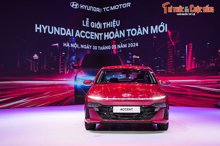 Về ngoại hình, Accent hoàn toàn mới được áp dụng ngôn ngữ thiết kế thể thao gợi cảm Sensuous Sportiness đặc trưng của thương hiệu Hyundai. Do đó, xe có một số nét thiết kế tương tự người anh em Hyundai Elantra mới như lưới tản nhiệt hình thang ngược, dải đèn LED định vị ban ngày nằm vắt ngang đầu xe và những dập gân, cắt xẻ sắc sảo bên sườn.
