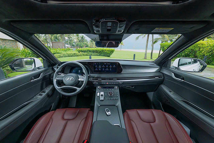 Về nội thất, Hyundai Palisade có hai tùy chọn nội thất là 6 và 7 chỗ. Màn hình trung tâm kích thước 12,3 inch, kết nối camera 360 độ, hỗ trợ Apple CarPlay/Android Auto và hệ thống giải trí 12 loa Infinity cao cấp với tổng công suất 550W.
