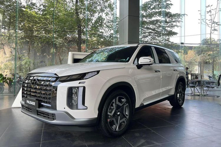 Ra mắt thị trường Việt Nam vào hồi giữa tháng 9/2023, giá xe Hyundai Palisade 2024 có nhiều biến động thất thường. Tháng trước, mẫu xe này gây chú ý khi bị bán kênh giá 50 - 80 triệu tại đại lý, thậm chí hơn 100 triệu đồng do cung không đủ cầu. Mới đây, các đại lý bất ngờ giảm giá xe Hyundai Palisade nhằm kiếm doanh số dịp cuối năm.